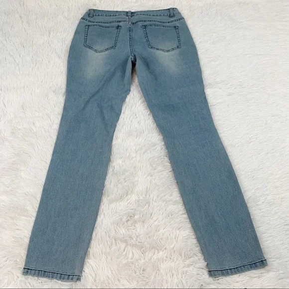 A.Z.I mid rise back floral embroidered blue jeans light wash - Picture 7 of 11